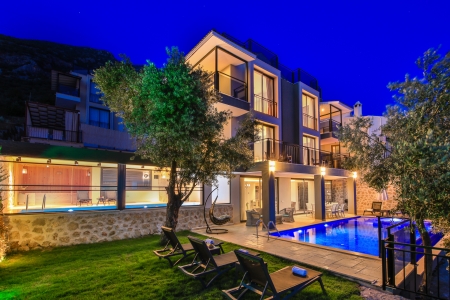 Kalkan Kızıltaşta  Deniz Manzaralı 5+1 Satılık Villa